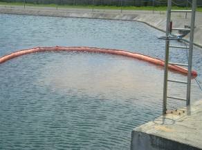 Barrage flottant antipollution à jupe lestee